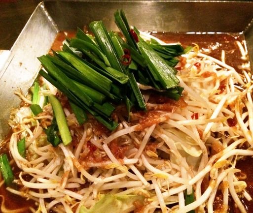ピリ辛の味噌ダレにホルモンをからめて うまいもん巡り隊 スタミナフード 和ダイニング くらり 居酒屋 高松市 さんラボ ピリ辛の味噌ダレにホルモンをからめて うまいもん巡り隊 スタミナフード 和ダイニング くらり 居酒屋 高松市 さんラボ