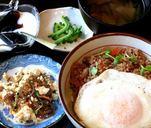 ワンコインで味わえる日替わりのどんぶりセット うまいもん巡り隊 お得ランチ 珈琲ひととき カフェ 高松市 さんラボ