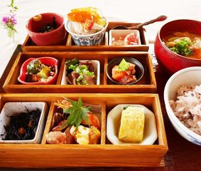 小豆島の美味しいが全部つまった真心ランチ うまいもん巡り隊 小豆島ぐるめ 創作料理 野の花 お食事処 小豆郡小豆島町 さんラボ