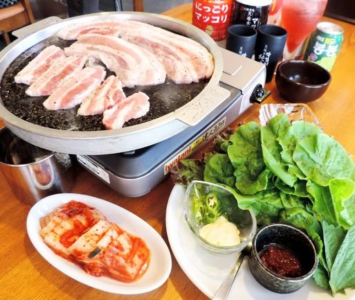 溢れる肉汁 豚肉を野菜にくるんでパクリ うまいもん巡り隊 スタミナフード 韓流ダイニング 東大門市場 韓国料理 高松市 さんラボ 溢れる肉汁 豚肉を野菜にくるんでパクリ うまいもん巡り隊 スタミナフード 韓流ダイニング 東大門市場 韓国料理 高松市 さんラボ